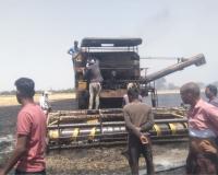 Fatehpur: आग बनी आफत! 101 बीघा फसल जलकर खाक, किसानों में त्राहिमाम, दूसरी घटना में थाने में खड़े वाहन भी जले 