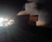 Fatehpur: बाइक सवारों को टक्कर मारने के बाद ट्रक में लगी आग, चालक-कंडक्टर ने कूदकर बचाई जान, युवकों की हालत गंभीर