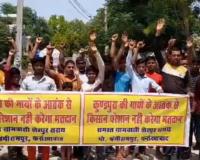 Farrukhabad: पालतू गायों से परेशान किसानों ने की मतदान के बहिष्कार की घोषणा; पोस्टर लगाकर की जमकर नारेबाजी