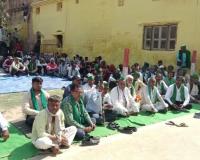 Farrukhabad: किसान नेता के जहर खाने के मामले ने पकड़ा तूल; भाकियू नेता बोले- 'रिपोर्ट न लिखने पर उठाएंगे बड़ा कदम'