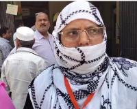 मुरादाबाद : पहली बार मुस्लिम बूथ एजेंट की लगाई गई ड्यूटी, महिलाओं का नकाब हटवाकर कर रहीं आईडी से मिलान
