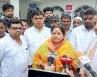 मुरादाबाद : डीएम से मिलीं सपा प्रत्याशी रुचि वीरा, कहा- चुनाव प्रभावित करने के लिए कार्यकर्ताओं पर लगाए जा रहे झूठे मुकदमे