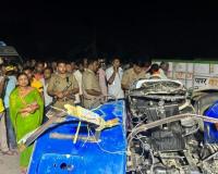 शाहजहांपुर: मुंडन संस्कार से लौट रही ट्रैक्टर-ट्रॉली पलटी पिता-पुत्र की मौत, 21 घायल
