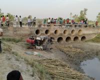 सीतापुर में बड़ा सड़क हादसा-पुलिया तोड़कर सूखी नहर में गिरा ट्रैक्टर, तीन मासूम बच्चों की मौत 