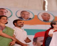 सोनिया गांधी ने रायबरेली की जनता से की भावुक अपील, कहा-मैं आपको अपना बेटा सौंप रही हूं, राहुल को अपना मान कर रखना 