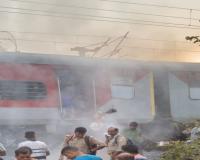 Video: कुंभ एक्सप्रेस के पहियों से उठा धुआं, रोकी गई ट्रेन-कूद कर भागे यात्री