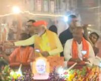 PM modi ayodhya road show: लगातार आगे बढ़ रहा प्रधानमंत्री का काफिला, जमकर हो रही पुष्पवर्षा