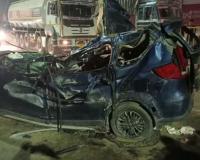 हापुड़ में भीषण सड़क हादसा: ट्रक से टकराई कार, छह लोगों की दर्दनाक मौत, एक गंभीर