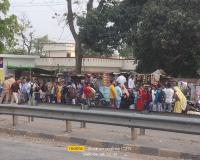 बाराबंकी: स्टेशन पर नहीं आती बसें, सड़क पर घंटों खड़े रहते हैं यात्री, लगता है भयंकर जाम
