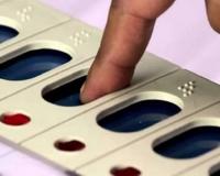 बरेली: कई मतदान केंद्रों पर EVM हुई खराब, प्रभावित रही वोटिंग