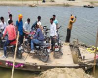 आजादी के 75 साल बाद गांव के लोगों को नसीब नहीं नदी पर पुल, नाव में सवार होकर भरवलिया बूथ पर पहुंचे मतदाता