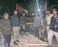 किच्छा: वन विभाग की टीम ने बेशकीमती सागौन की लकड़ी के साथ ट्रैक्टर ट्राली पकड़ा