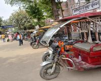सुलतानपुर: रेलवे स्टेशन के रास्ते बने टैंपो के पार्किंग स्थल, मुसीबत में राहगीर