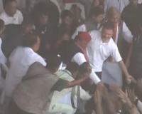 प्रयागराज: बैरिकेड तोड़कर मंच पर चढ़े लोग, राहुल गांधी और अखिलेश यादव बिना भाषण दिए फूलपुर से हुए रवाना, देखें Video