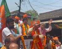 Bareilly News: बीजेपी प्रत्याशी छत्रपाल गंगवार के समर्थन में सड़कों पर उतरे भाजपाई, की वोट देने की अपील