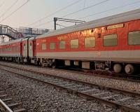 Auraiya: ट्रेनों का देरी से चलने का सिलसिला जारी; नौ घंटे देरी से कंचौसी रेलवे स्टेशन पहुंची फरक्का एक्सप्रेस, गर्मी में यात्री हुए परेशान