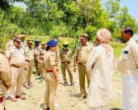 बहराइच: ईंट से कूचकर ग्रामीण की हत्या: SP ने घटना स्थल का किया निरीक्षण, नहर में मिला शव