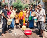Lok Sabha Election 2024: कानपुर के इटावा बाजार में जल संकट, लोगों ने खाली बाल्टी लेकर किया प्रदर्शन, बोले- पानी नहीं तो वोट नहीं