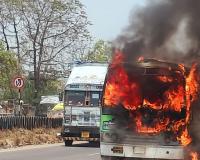Unnao Fire: हाईवे पर लखनऊ से कानपुर जा रही जनरथ एसी बस में लगी आग, बाल-बाल बचे यात्री...शार्ट सर्किट बताया जा रहा कारण