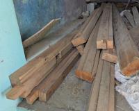 शाहजहांपुर: बेशकीमती प्रतिबंधित जंगली लकड़ी की दो चौखट और एक विंडो की लकड़ी बरामद, मुकदमा दर्ज