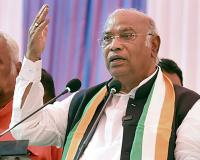 कांग्रेस ने मल्लिकार्जुन खरगे  के खिलाफ ‘अशोभनीय टिप्पणियों’ को लेकर बंगाल प्रभारी से तलब की रिपोर्ट 