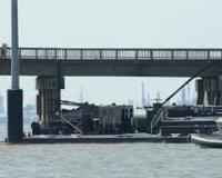टेक्सास में पुल से टकराई ईंधन ले जा रही नौका, 2000 गैलन तेल गिरने की आशंका