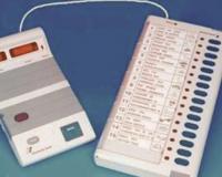 Kanpur: मतदान की तैयारी शुरू; ईवीएम में लगाए जाने लगे बैलेट पेपर, इंजीनियर ने चेक कीं मशीनें  