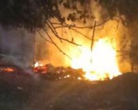 Etawah: झोपड़ी में लगी भीषण आग...घनी आबादी वाली बस्ती में टला बड़ा हादसा, बंदर को भगाने के लिए जलाया था पटाखा