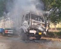 Farrukhabad Fire: कानपुर से किराने व मेडिकल का सामान लेकर आई DCM में लगी आग...दमकल ने पाया काबू