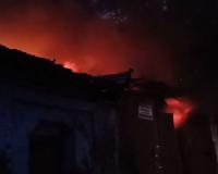 Kanpur Fire: प्लास्टिक के गोदाम में लगी भीषण आग...ऊंची-ऊंची लपटें उठती देख घरों से बाहर निकले लोग