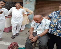 रामपुर: भीषण गर्मी से वकील का मुंशी बेहोश, चलती रिक्शा से गिरा  