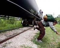 खटीमा: यात्रियों ने चलती ट्रेन से एक को फेंका