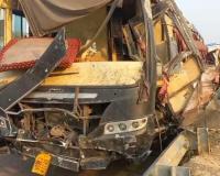 आगरा-लखनऊ एक्सप्रेस-वे पर Kannauj में ट्रक को बचाने में बस डिवाइडर से टकराकर पलटी...दो की मौत, तीस घायल