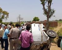 Kanpur Dehat Accident: तेज रफ्तार ट्रक ने ओमनी में मारी टक्कर...हादसे में चालक की मौत, मां-बेटे की हालत गंभीर