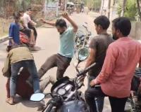 Kanpur News: मामूली कहासुनी के बाद युवक पर दूसरे ने जमकर बरसाए लात-घूसे...लोगों ने बीच-बचाव कर कराया शांत, देखें- VIDEO