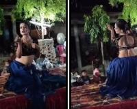 Auraiya News: रामलीला के मंच पर अश्लील डांस...बार-बालाओं ने फिल्मी गानों पर लगाए ठुमके, Video वायरल