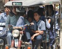 पीलीभीत: ई-रिक्शा में बेतरतीब तरीके से ले जाए जा रहे स्कूली बच्चे, न परिजन गंभीर न सिस्टम संजीदा...नियम-कानून ताक पर