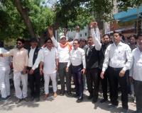 शाहजहांपुर: राष्ट्रीय गौ रक्षक संघ ने किया प्रदर्शन, अतिरिक्त मजिस्ट्रेट को सौंपा ज्ञापन