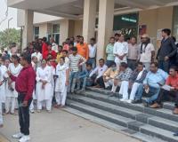 लखीमपुर-खीरी: वेतन न मिलने पर हड़ताल पर जिला अस्पताल के चतुर्थ श्रेणी कर्मचारी, अस्पताल परिसर में प्रदर्शन 
