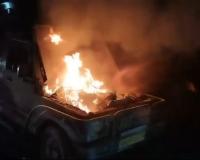 रामनगर: सड़क किनारे खड़ी  जिप्सी से निकली आग की लपटें...