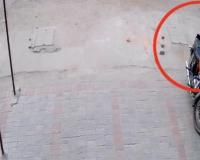 Kanpur: चोर ने अपार्टमेंट में खड़ी बुलेट गाड़ी की पार, घटना सीसीटीवी कैमरे में हुई कैद