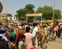 Jalaun: मौरंग के ढेर में दबा बाल मजदूर, जेसीबी से निकालते समय मौत, गुस्साए ग्रामीणों ने कानपुर-झांसी राष्ट्रीय राजमार्ग किया जाम