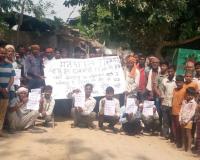 शाहजहांपुर: रोड नहीं तो वोट नहीं, बैनर लगाकर ग्रामीणों ने किया प्रदर्शन