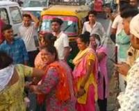 Bareilly News: ट्रांसफार्मर फुंकने से बिजली गुल, गुस्साए लोगों ने बदायूं रोड पर लगाया जाम