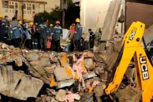 अहमदाबाद में तीन मंजिला काॅम्प्लेक्स धराशायी, एक की मौत, दो घायल
