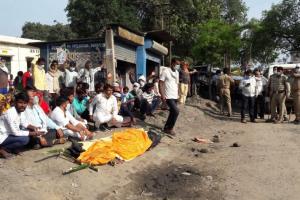 अयोध्या: विद्युत कर्मी का शव रखकर ग्रामीणों ने किया प्रदर्शन