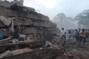 महाराष्ट्र में बिल्डिंग गिरने के बाद 15 को बचाया गया, 75 के फंसे होने की आशंका