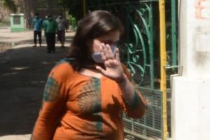 कानपुर: गैंगस्टर विकास दुबे की अस्थियां लेने पहुंची पत्नी ऋचा