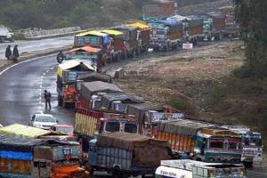 भूस्खलन के कारण श्रीनगर-जम्मू राजमार्ग बंद