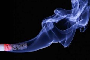 गुटखा-सिगरेट का सेवन करने वालों में कोरोना का खतरा ज्यादा: विशेषज्ञ